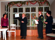 Faculty Dean Prof. V. Bar&scaron;auskienė congratulates Doc. I. Leliūgienė on her 60th birthday, 2000 (KTU photo archive, photo by A. Steponavičius)