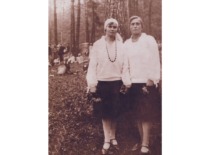 I. Leliūgienės mama Anastazija su sese Antanina po &Scaron;v. Roko atlaidų Panemunės &scaron;ile, 1937 m. (Prof. I. Leliūgienės asmeninis archyvas)