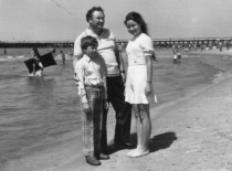 Prof. S. Kutkevičius in Palanga with his children, 1975 (Prof. S. Kutkevičius family archive)