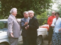 Prof. S. Kutkevičius with relatives in front of his house, 1985 (Prof. S. Kutkevičius family archive)