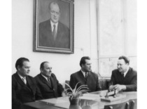Assoc. Prof. B. Milukas, Prof. J. Degutis, Prof. V. Klusis, Prof. S. Kutkevičius at the portrait of Prof. A. Purėnas, 1982 (family archive of Prof. S. Kutkevičius)