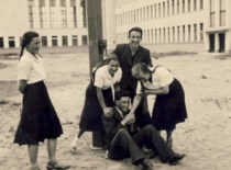 E. Sto&scaron;kutė with her friends in the yard of Raseiniai Gymnasium, 1940. (photograph by D. Zolinas) (E. Grinienė family archive)