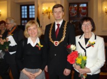Prof. I. Leliūgienė with Kaunas Mayor Andrius Kupčinskas and her niece Greta after receiving the Santaka Medal of Honor, 2009 (Prof. I. Leliūgienė's personal archive)