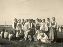 E. Sto&scaron;kutė with her friends after a sports festival at Raseiniai Gymnasium, 1940. (E. Grinienė family archive)