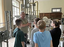 In the historic laboratory of Prof. Kazimieras Vasiliauskas, engineer Romualdas Jakubauskas shows experiments to Ukrainian children, 2024 (photo by Karina Lazauskienė).