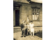 J. Indriūnas with his family next to their newly built house at J. Kra&scaron;evskis St. No. 7, 1936 (KTU Museum)