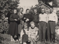 J. Matulionis with his family visiting relatives in Antakalniai village (Utena district), 1958 (Prof. J. Matulionis family archive)