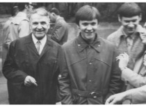 J. Matulionis with a 2nd-year student, future professor S. Tamulevičius, 1974 (Prof. J. Matulionis family archive)
