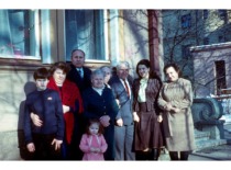 J. Matulionis with family members and relatives, 1986 (Prof. J. Matulionis family archive)