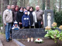 Relatives of Matulionis at the graves of their parents in Petra&scaron;iūnai Cemetery, 2004 (Prof. J. Matulionis family archive)