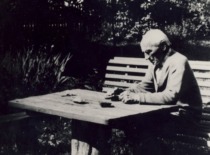 J. Indriūnas in the yard of his home, 1980 (KTU Museum)