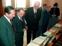 Participants of the commemoration of Prof. J. Indriūnas' 100th anniversary at his scientific works exhibition at KTU, 1996 (photo by J. Klėmanas, KTU photo archive)