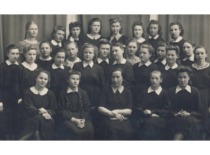 Fourth-grade students at Kaunas 5th State Gymnasium, 1942. In the second row, first from the right: V. Zelionkaitė. (From the family archive of Prof. V. Zelionkaitė)