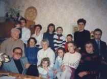Prof. V. Zelionkaitė celebrates Christmas with her loved ones, 1993 (Prof. V. Zelionkaitė&rsquo;s family archive)