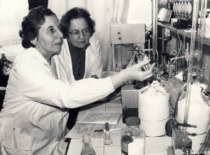 Prof. V. Zelionkaitė and Assoc. Prof. Z. Martynaitienė in the laboratory, 1989 (KTU Museum)