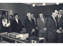 A. Fedaravičius introduces guests at the Vibrotechnika Research Center to the latest technologies, 1986 (Prof. A. Fedaravičius family archive)
