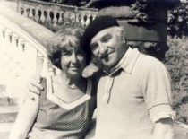 Prof. R. Baltru&scaron;is with his wife Irena in front of the Ti&scaron;kevičiai Palace in Palanga, July 1985. (Prof. R. Baltru&scaron;is&rsquo;s archive)