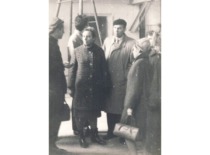 V. Zelionkaitė and E. Pacauskas with chemistry students from the Kaunas Polytechnic Institute, 1960 (KTU Museum)