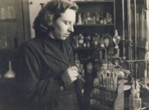 V. Zelionkaitė conducting experiments in the laboratory, 1953 (KTU Museum)