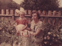 V. Zelionkaitė with her niece Vida, 1959 (Prof. V. Zelionkaitė&rsquo;s family archive)