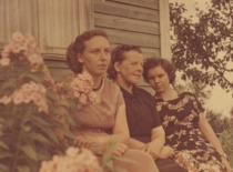 V. Zelionkaitė with her mother and sister, 1954 (Prof. V. Zelionkaitė&rsquo;s family archive)