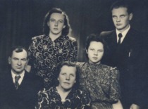 V. Zelionkaitė with her parents, brother Kazimieras, and sister Valerija, 1950 (V. Zelionkaitė family archive)